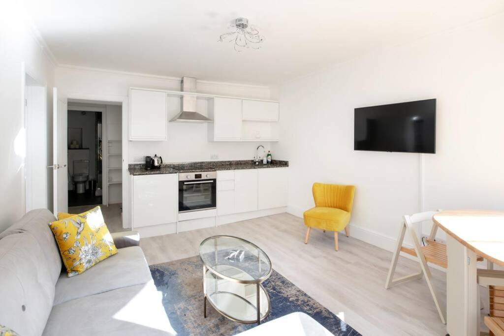 2 Bed City Centre Apartment 1 Min From Bath Abbey Экстерьер фото